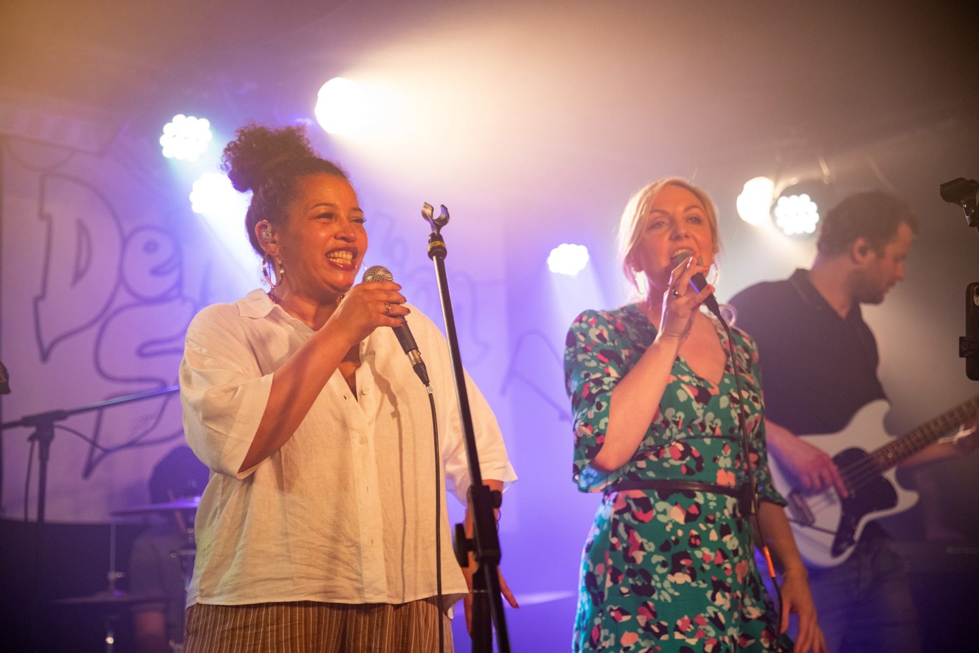Anna und Natascha singen live